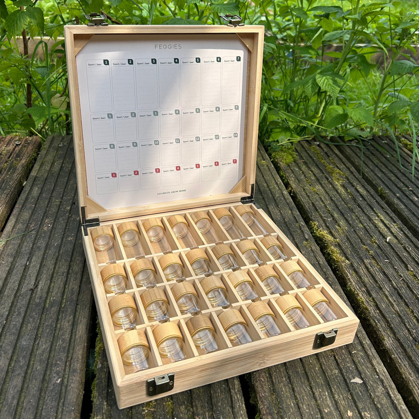 Geöffnete Samenbox PRO aus Bambus mit Glasröhrchen, draußen auf einem Gartentisch